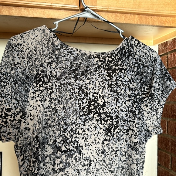 Jaclyn Smith Front Gathered V-Neck Blouse Short Sleeves Paint Splatter Design M - Picture 12 of 16